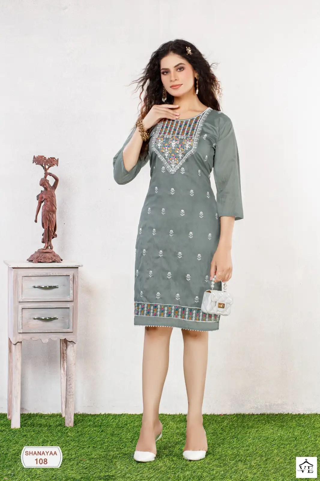 Banwery Shanayaa Heavy Chanderi Silk Wholesale Kurti Catalog — Wholesale Kurtis, Banwery wholesale from Surat - Gallery Image 4