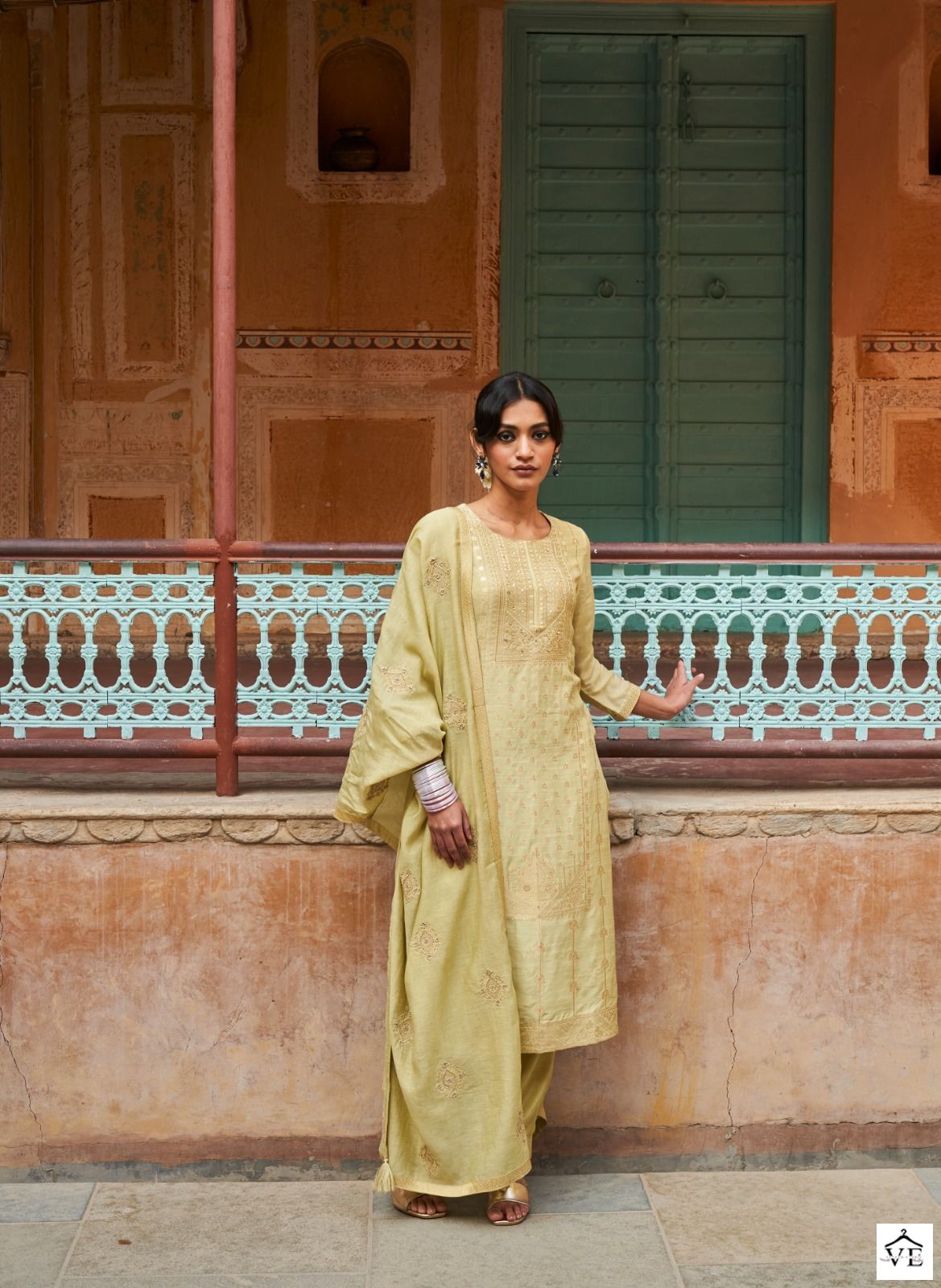 Four Buttons Arzoo Linen Russian Jacquard Wholesale Readymade Suits ...