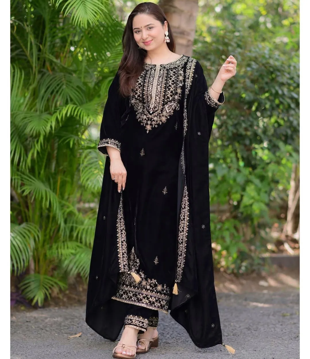 Vardan Ethnic SRK-5213 Heavy Viscose Velvet Wholesale Designer Readymade Winter Collection