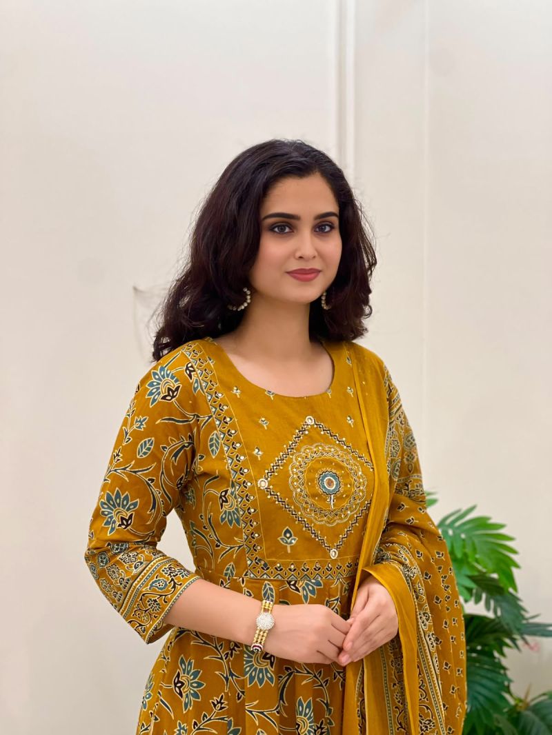 Vani Vol 6 Cotton Printed Fancy Anarkali Kurti With Bottom Dupatta Set — Wholesale Kurtis, Vardan Ethnic wholesale from Surat — view 6