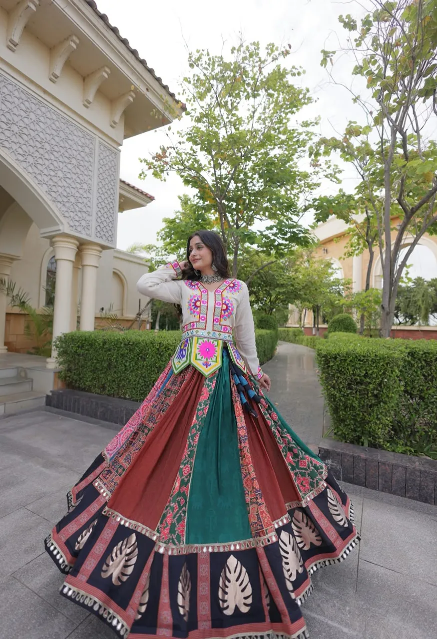 Cotton Lehenga Blouse Dupatta Set with Gota Real Mirror Lace Kutchi Gamthi Embroidery — Wholesale Lehenga, Vardan Ethnic wholesale from Surat — Photo 3