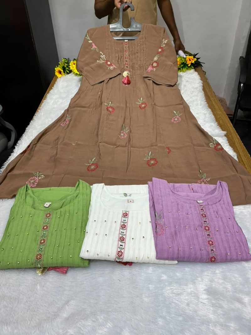 Vitara Kesari Mul Chanderi Embroidered Kurti With Bottom Dupatta Set — Wholesale Kurtis, Vitara Fashion wholesale from Surat — Photo 6