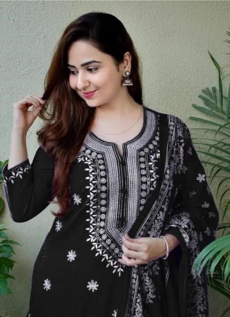 Md Mahi 406 Viscose Rayon Embroidered Kurti Set — Wholesale Kurtis, Vardan Ethnic wholesale from Surat — Photo 11