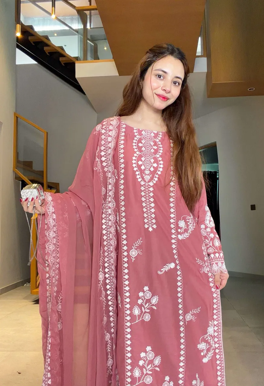 LG 2151 Chanderi Silk Beautiful Pakistani Style Kurti Pant With Dupatta Set — Wholesale Kurtis, Vardan Ethnic wholesale from Surat — Photo 2