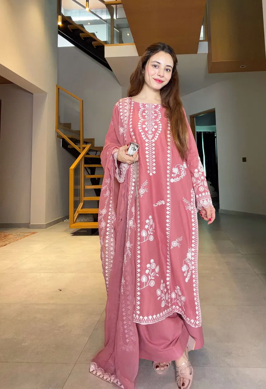 LG 2151 Chanderi Silk Beautiful Pakistani Style Kurti Pant With Dupatta Set — Wholesale Kurtis, Vardan Ethnic wholesale from Surat — Photo 3