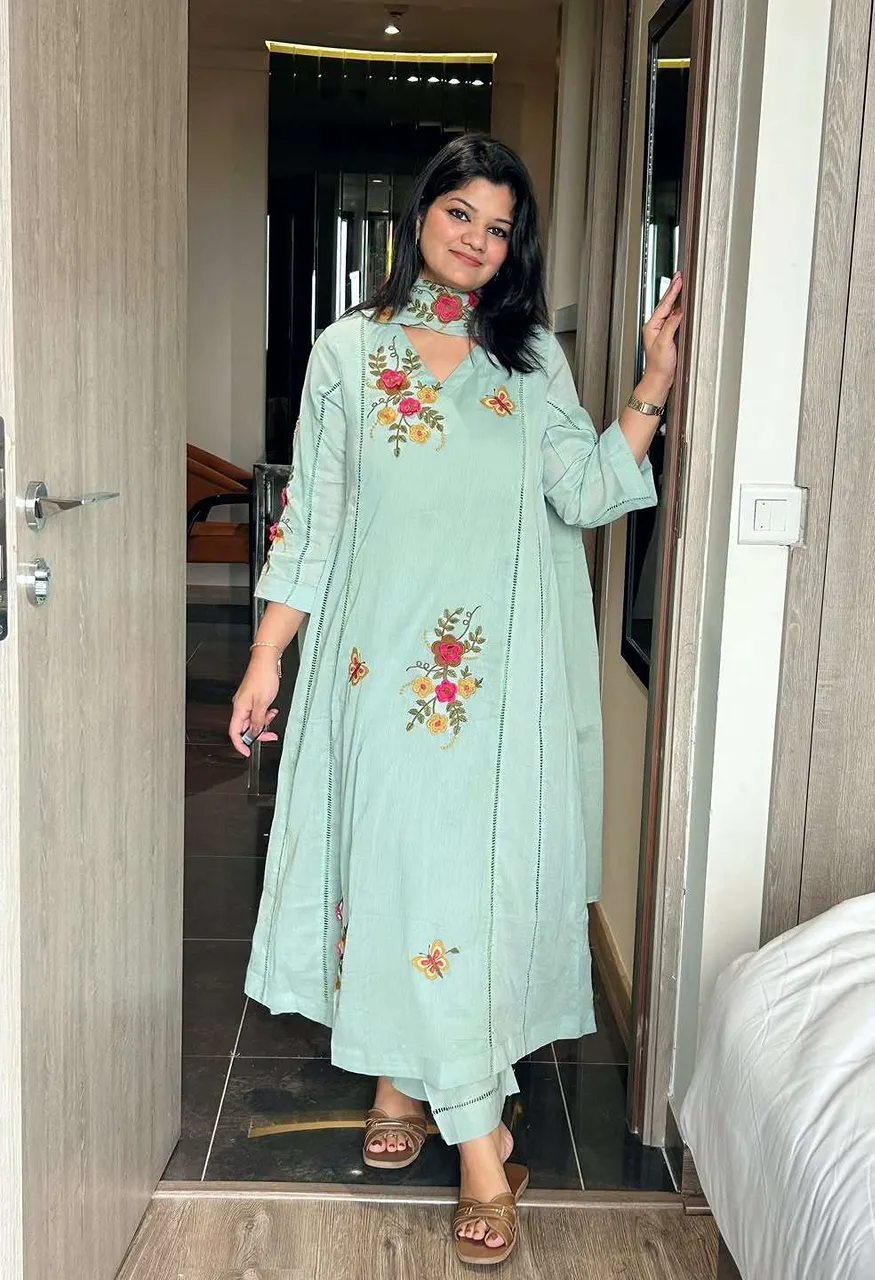 LG 2152 Chinon Beautiful Designer Look Kurti Pant And Dupatta Set — Wholesale Readymade Suit, Vardan Ethnic wholesale from Surat — Photo 4