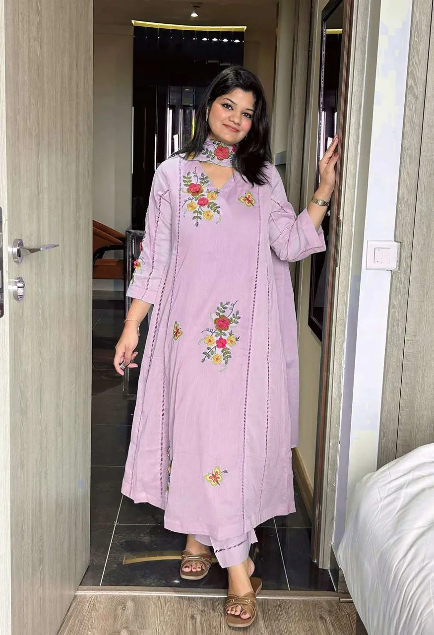 LG 2152 Chinon Beautiful Designer Look Kurti Pant And Dupatta Set — Wholesale Readymade Suit, Vardan Ethnic wholesale from Surat — Photo 2