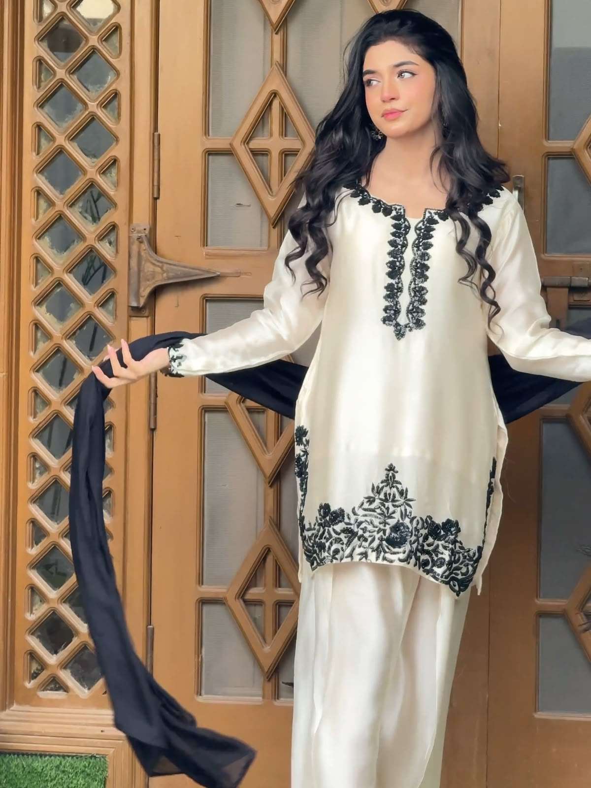 Lm 43 Crepe Fabric Beautiful Designer Pakistani Style Ladies Suit — Wholesale Kurtis, Vardan Ethnic wholesale from Surat — Photo 3
