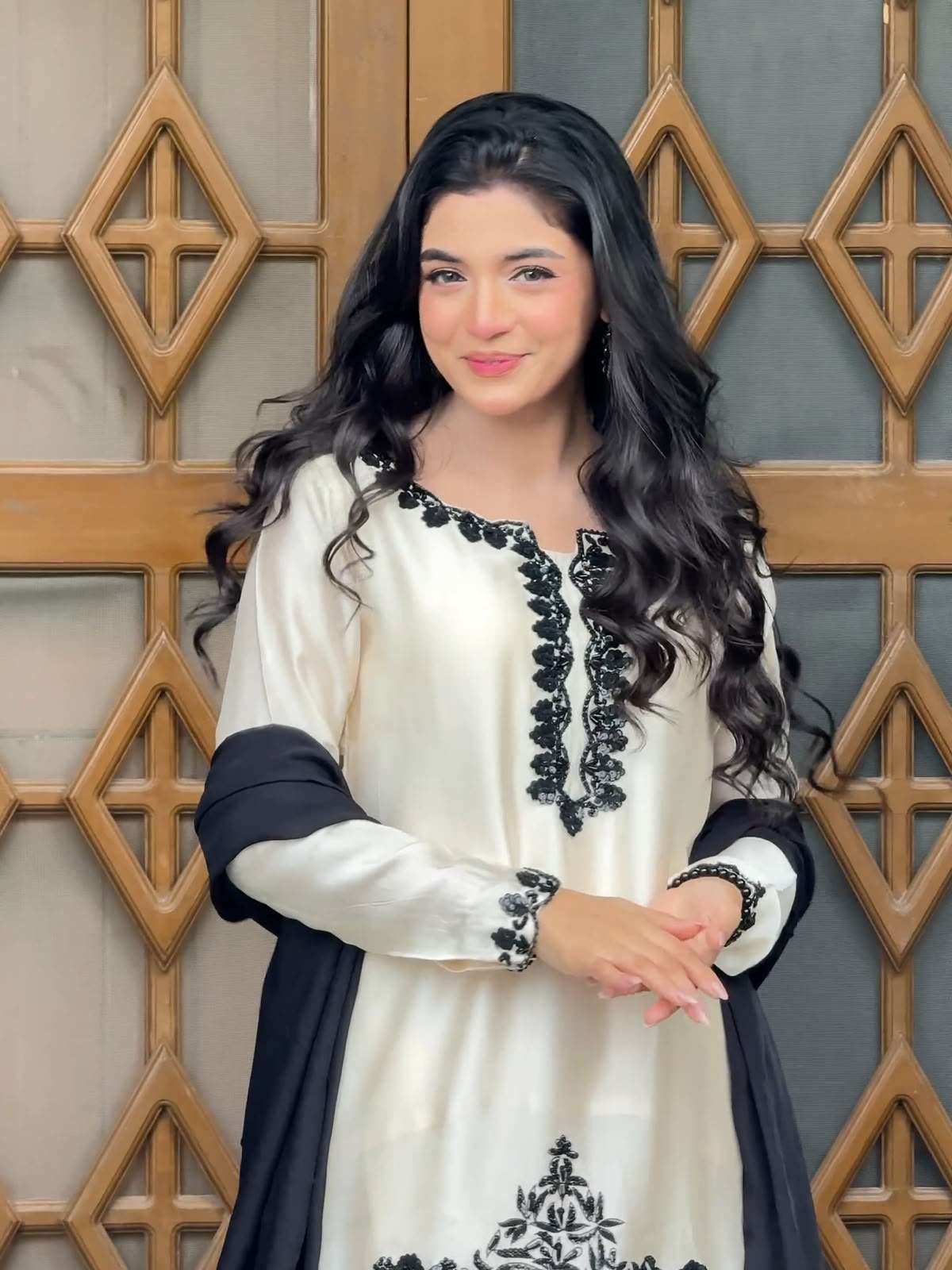 Lm 43 Crepe Fabric Beautiful Designer Pakistani Style Ladies Suit — Wholesale Kurtis, Vardan Ethnic wholesale from Surat — Photo 2