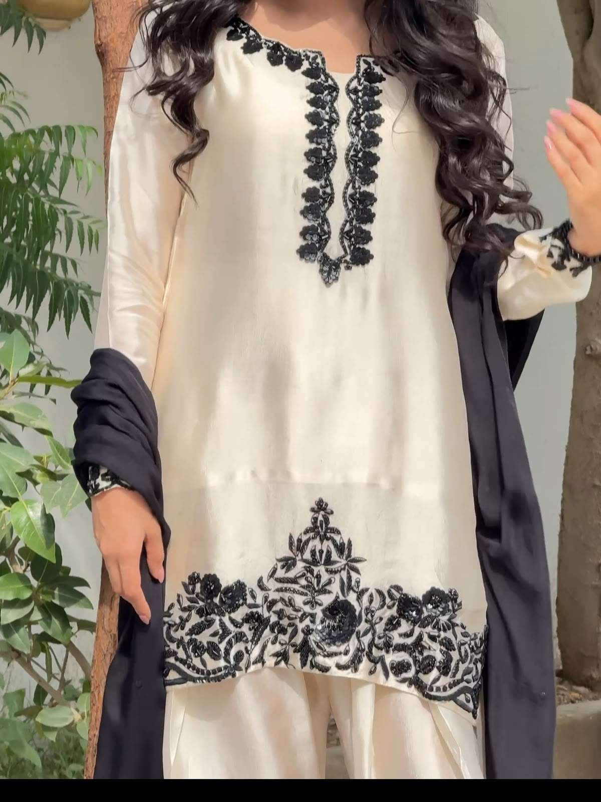 Lm 43 Crepe Fabric Beautiful Designer Pakistani Style Ladies Suit — Wholesale Kurtis, Vardan Ethnic wholesale from Surat — Photo 4