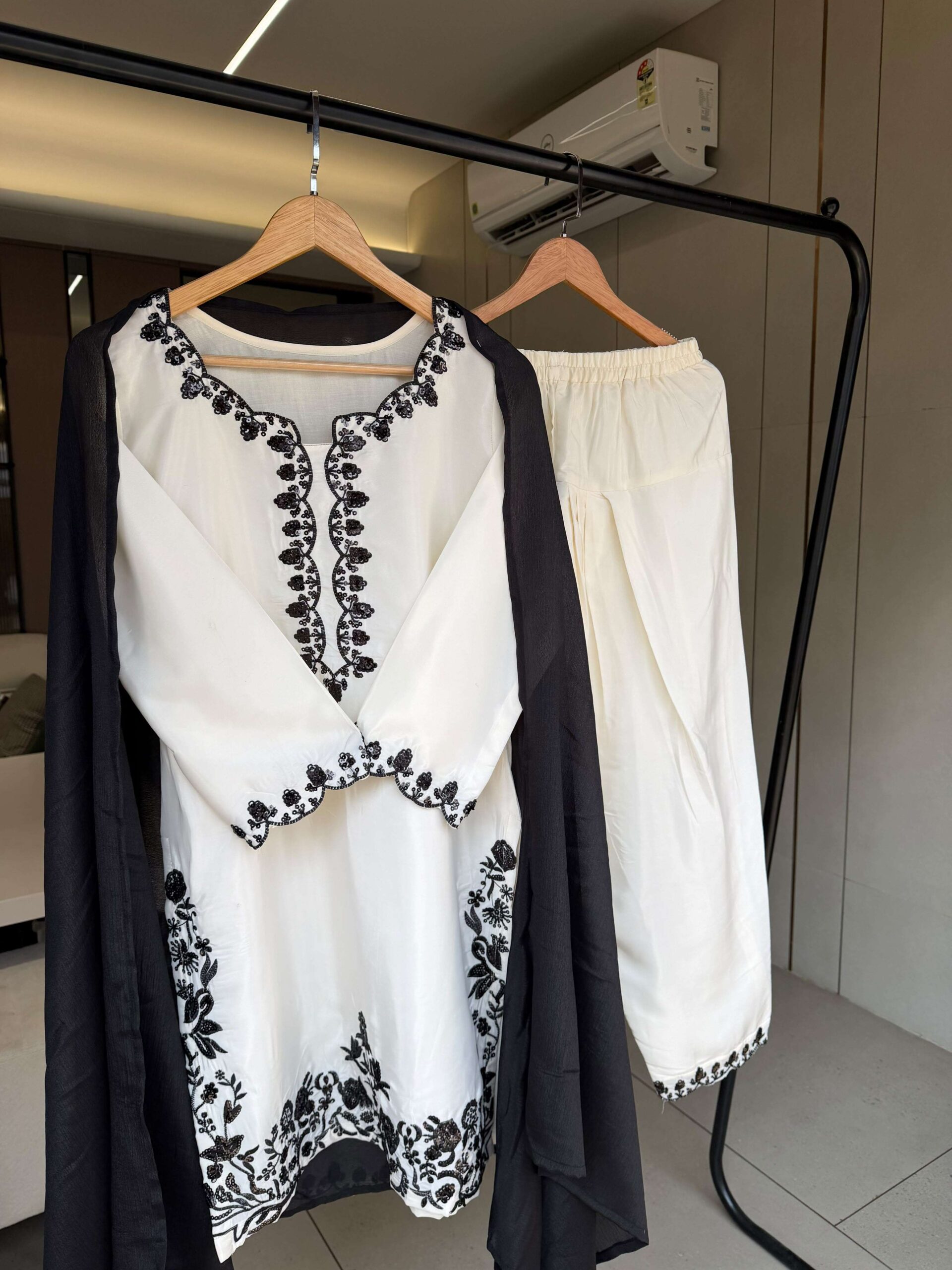 Lm 43 Crepe Fabric Beautiful Designer Pakistani Style Ladies Suit — Wholesale Kurtis, Vardan Ethnic wholesale from Surat — Photo 7