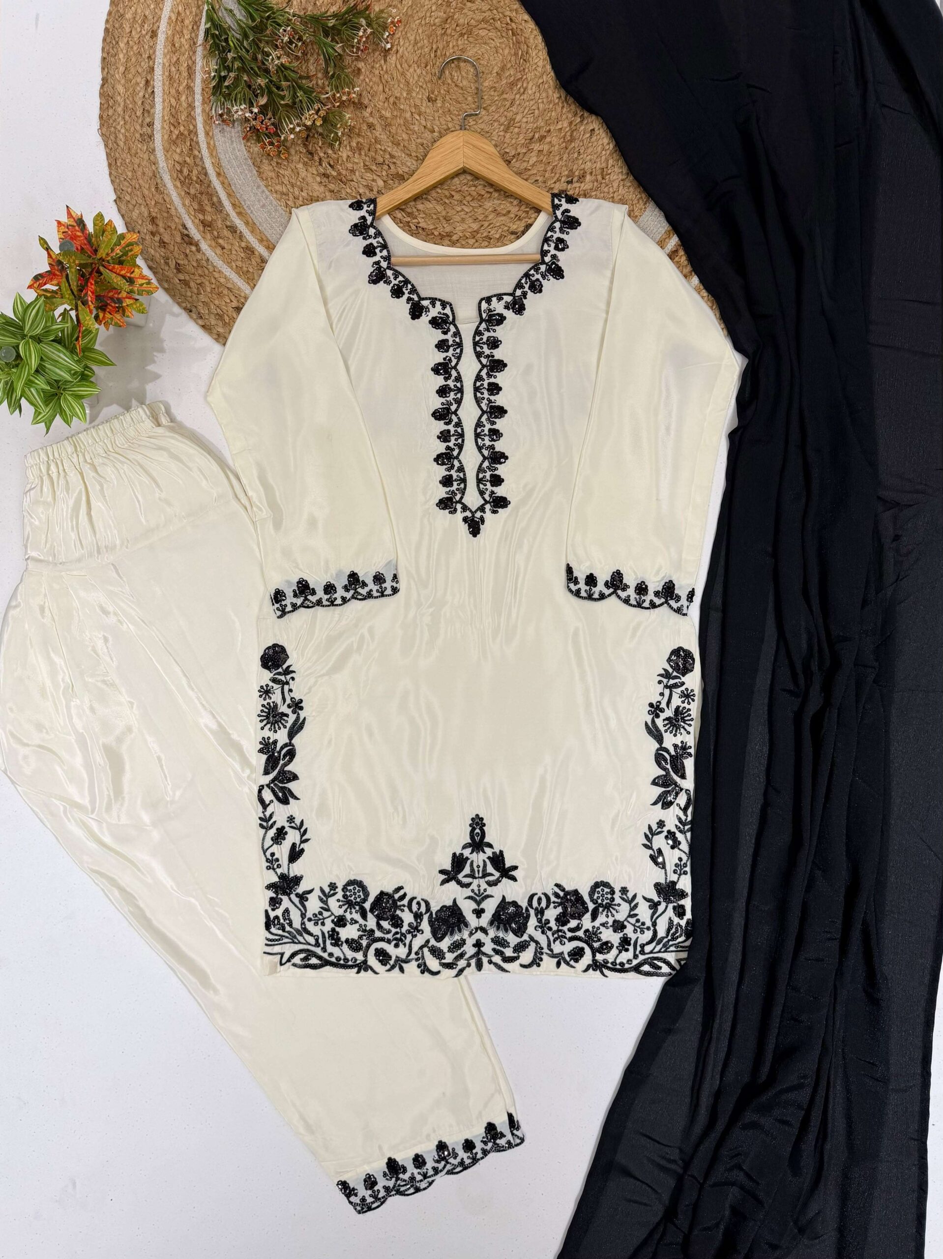 Lm 43 Crepe Fabric Beautiful Designer Pakistani Style Ladies Suit — Wholesale Kurtis, Vardan Ethnic wholesale from Surat — Photo 5