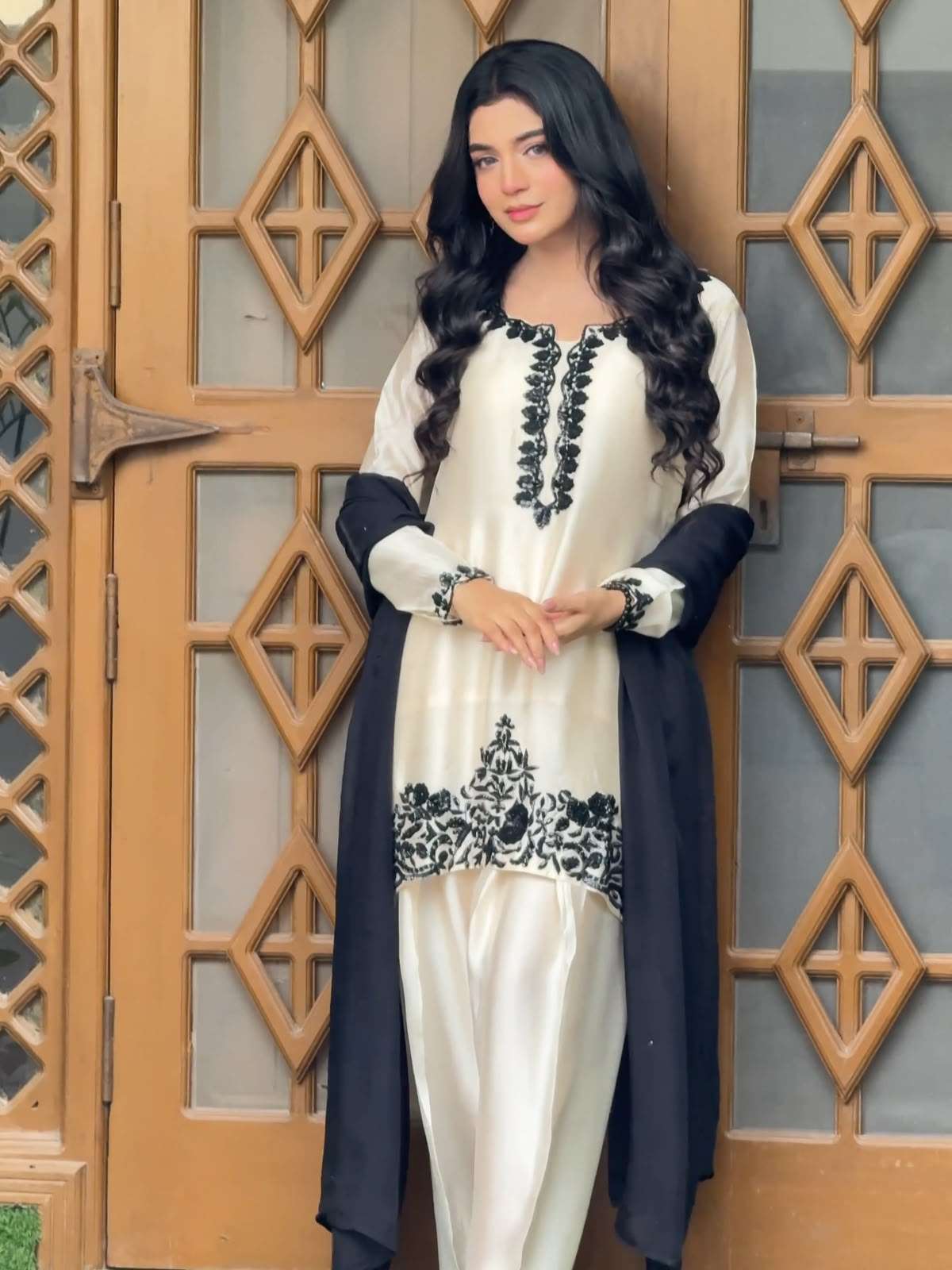 Lm 43 Crepe Fabric Beautiful Designer Pakistani Style Ladies Suit